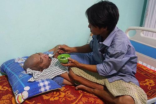 Người đàn ông miền Tây 8 năm chăm chồng cũ của vợ
