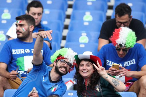 Vẻ đẹp gợi cảm của các nữ cổ động viên đội tuyển Italy