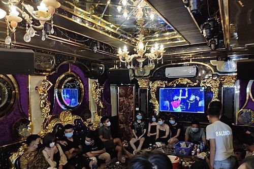 Lào Cai: 20 đối tượng tụ tập hát karaoke bất chấp quy định chống dịch