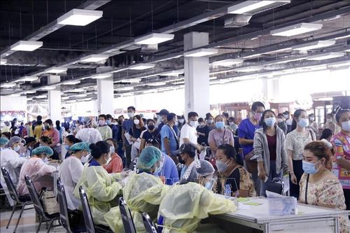 Nơi người dân nô đổ xô đi tiêm vaccine ngừa COVID-19