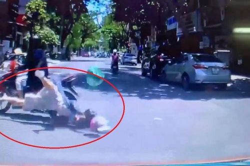 Điều khiển xe máy phanh gấp khiến người ngồi sau gặp họa