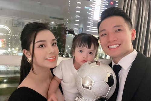 Bùi Tiến Dũng hài hước thông báo giới tính của bé thứ hai