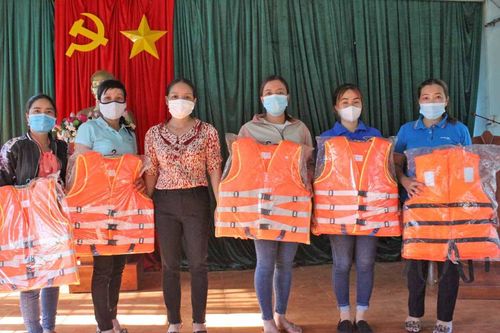 Ia Grai: Tặng 100 áo phao cho người dân