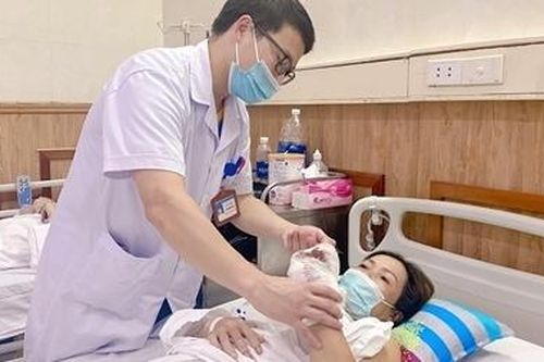 Dập nát 4 ngón tay vì bị cuốn vào máy xay giò