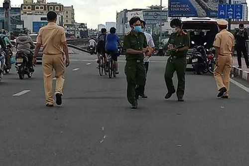 Người đàn ông đội nón Gojek tử vong bất thường trên vỉa hè cầu Bình Lợi