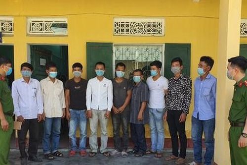 Cán bộ bảo vệ rừng chỉ chỗ cho 'lâm tặc' phá rừng để lấy tiền tiêu xài