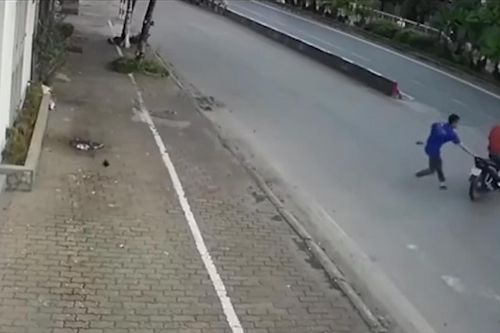Bị người dân truy đuổi, tên cướp xe máy ngã sấp mặt, chạy thục mạng