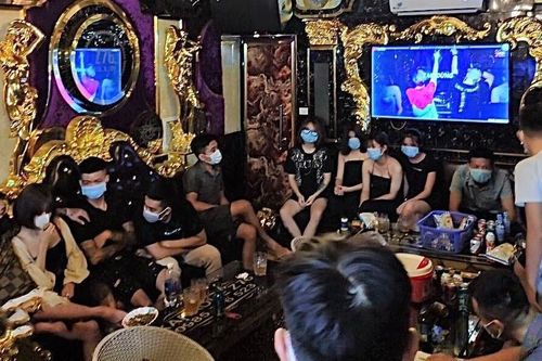 Bất chấp lệnh cấm, 20 thanh niên tụ tập hát karaoke ở Lào Cai