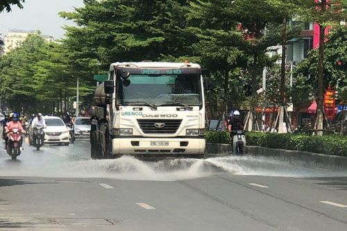 Tưới nước đường phố Thủ đô để hạ nhiệt ngày nắng nóng