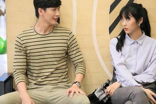 Biết chuyến công tác của chồng có điều mờ ám, vợ vẫn vui vẻ chuẩn bị cho đủ 5 ngày nhưng vừa mở vali, anh tái mặt hủy bay gấp
