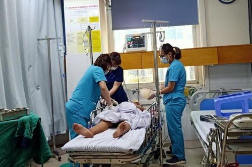 Nắng như thiêu đốt, nhiều người nhập viện nguy cấp