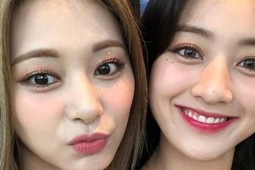 Hết má cà chua, TWICE lại khiến khán giả giật mình với mốt kẻ bọng mắt quá sức giả trân