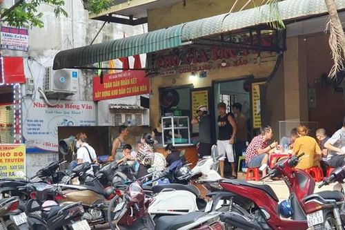 Hàng quán hoạt động nhộn nhịp trở lại sau chỉ đạo mới của thành phố Hà Nội