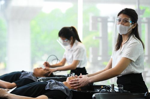 Salon kín khách, thợ tóc vỉa hè kiếm tiền triệu ngày đầu mở lại