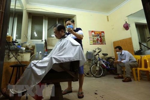 Dịch vụ cắt tóc, gội đầu ở Hà Nội hút khách ngày đầu mở cửa lại
