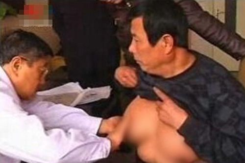 Uống sữa đậu nành thay nước, người đàn ông có bộ ngực siêu khủng