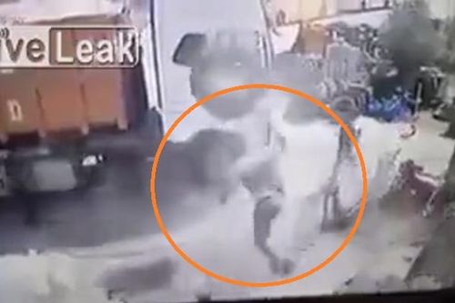 Lốp ô tô bất ngờ phát nổ hất văng người đàn ông lên không trung
