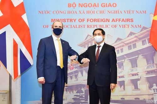 Bộ trưởng Ngoại giao Bùi Thanh Sơn đón, hội đàm với Bộ trưởng Ngoại giao Anh Dominic Raab