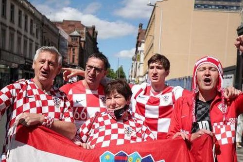 'Chịu chơi' như CĐV Croatia, thuê máy bay sang Scotland cổ vũ đội nhà và cái kết bất ngờ
