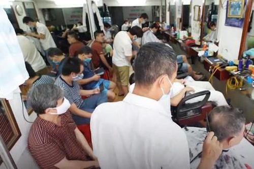 Salon kín khách, thợ cắt tóc vỉa hè tại Hà Nội bội thu ngày đầu mở lại