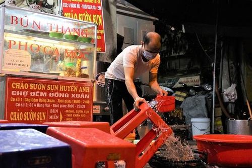 Quán phở Hà Nội thâu đêm sửa soạn, sẵn sàng đón khách tại chỗ