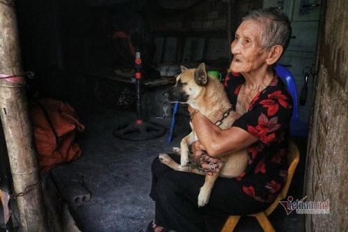 Người già nơi xóm nghèo Hà Nội, 'không chợp mắt được, nóng lắm, rát lắm'