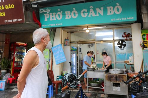 Người dân xếp hàng từ 6 giờ sáng để ăn phở sau khi cửa hàng mở trở lại