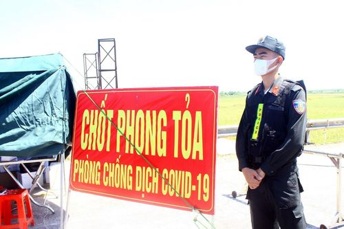 Nghệ An: 'Vượt nắng' nơi tuyến đầu chống dịch COVID-19