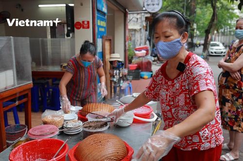 Hà Nội: Chủ và khách phấn khởi trong ngày đầu hàng quán mở trở lại
