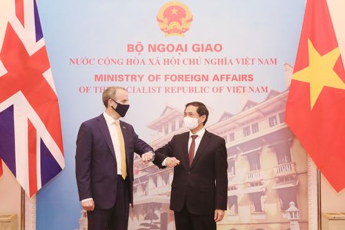 Bộ trưởng Bùi Thanh Sơn hội đàm với Bộ trưởng Ngoại giao Anh