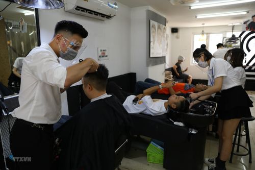 Hà Nội: Dịch vụ cắt tóc, gội đầu hút khách trong ngày đầu mở cửa lại