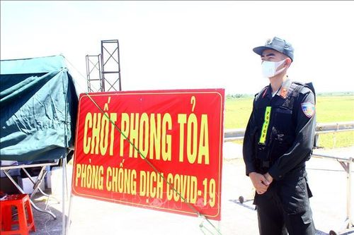 'Vượt nắng' nơi tuyến đầu chống dịch COVID-19