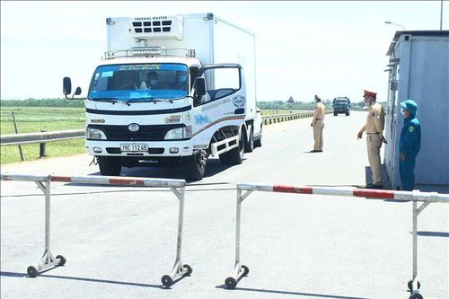 Nghệ An: 'Vượt nắng' nơi tuyến đầu chống dịch COVID-19