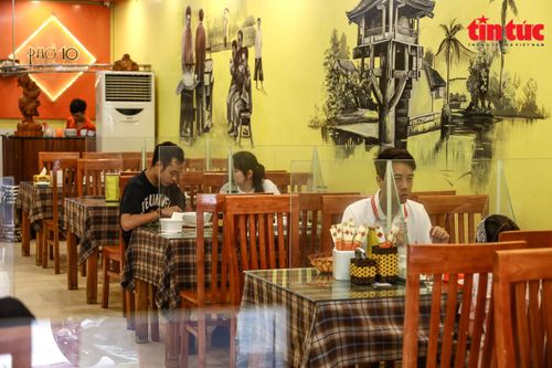 Các quán phở ở Hà Nội chấp hành tốt quy định phòng chống dịch COVID-19