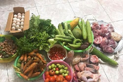 Dâu mới mang quà quê lên phố bị chị chồng xỉa xói: 'Bưởi chua loét chẳng ai ăn', ngay tức khắc, cửa phòng bếp bật mở khiến chị ta sững sờ