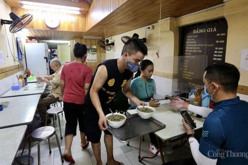 Hà Nội: Nhà hàng, quán ăn tất bật đón khách ngày mở cửa trở lại