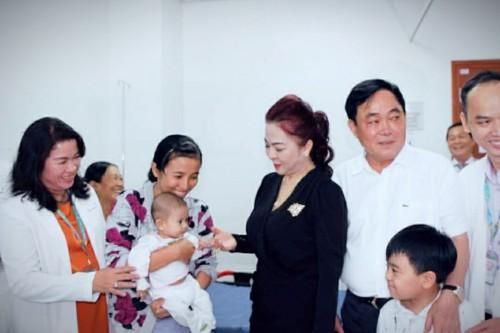 Bà Phương Hằng bất ngờ chia sẻ: Dừng mọi hoạt động từ thiện vào tháng 10 năm nay