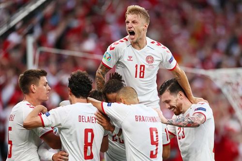 Vùi dập Nga 4-1, Đan Mạch lách qua khe cửa hẹp