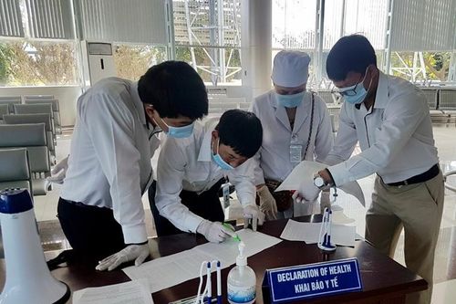 Chốt kiểm dịch sân bay Liên Khương chuyển cách ly từ 20 - 50 hành khách mỗi ngày