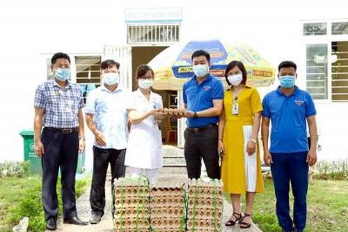 Chi đoàn Báo Phú Thọ trao 3.000 quả trứng gà hỗ trợ phòng, chống dịch COVID-19