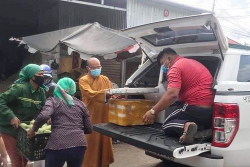 Bà con Phật tử huyện Lắk, tỉnh Đắk Lắk gửi rau củ tới khu cách ly tại TP.HCM