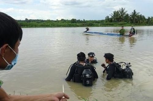 Rủ nhau tắm sông Sài Gòn, 2 người đuối nước thương tâm