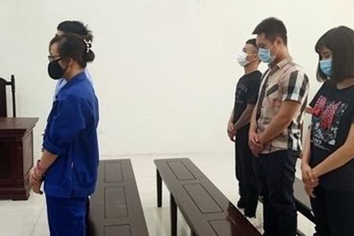 Rủ nhau làm giả thông tin cá nhân chiếm đoạt tiền tỷ