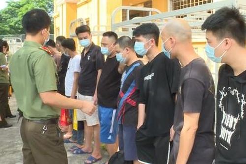 Trục xuất 66 người Trung Quốc về nước