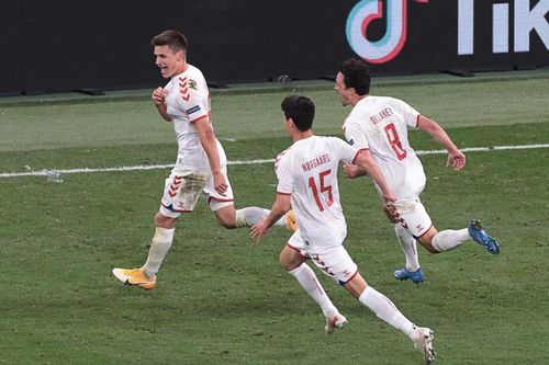 Đan Mạch ngược dòng vào vòng 16 đội, bảng B kết thúc kịch tính như phim