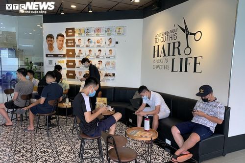 Quán cắt tóc từ sang chảnh đến bình dân quá tải ngày mở cửa trở lại