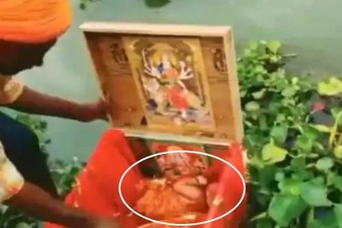 Nghe tiếng khóc dưới sông, phát hiện bé gái bị thả trôi trong hộp