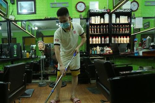 Chủ các hàng quán, tiệm tóc ở Hà Nội phấn khởi dọn dẹp xuyên đêm để chuẩn bị đón khách từ ngày 22/6