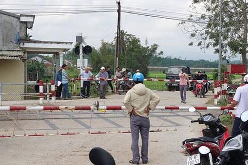 Vụ ôtô bị tàu hỏa tông khiến bé trai một tuổi tử vong: Hai nhân viên đường sắt bị khởi tố
