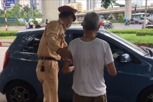Đi lạc giữa trời nắng 40 độ, người đàn ông được CSGT đưa về tận nhà